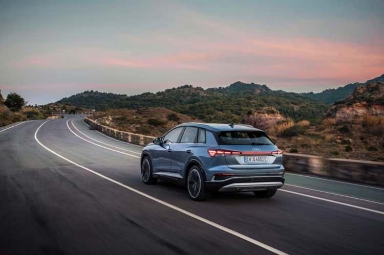 <p>En üst donanım olan Q4 50 e-tron'da 2 adet elektrik motoru yer alıyor. Araç 300 beygir güç ve 460 Nm tork değerine sahip. 77 kWh batarya ile 520 km menzil sunan model 0'dan 100 kilometre hıza 6.2 saniyede ulaşıyor. Bu versiyon Quattro 4 tekerden çekiş sistemine de sahip</p>