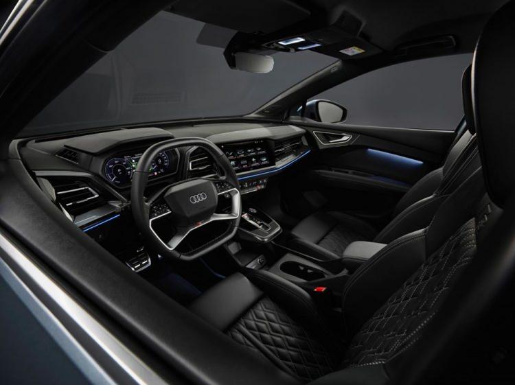 <p>Q4 e-tron modelinin Haziran ayında Avrupa pazarına çıkacağı açıklanırken Sportback'in yaz sonunda gelmesi bekleniyor. </p>
<p>Aracın Almanya'da liste fiyatı 41.900 Euro olarak açıklandı. </p>
<p>Ayrıca lansmana özel Edition One versiyonu için üzerine 6.200 euroluk bir fiyat ödemek gerekiyor.</p>