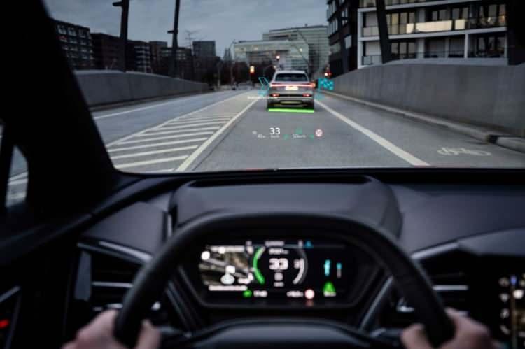<p>Araçta artırılmış gerçeklikle donatılmış bir head-up display opsiyonel olarak satın alınabiliyor. </p>
<p>Bu ekran yardımcı sistemler tarafından sağlanan bilgileri veya navigasyonu gerçek hayattaki objelerin üstüne en uygun şekidle gösterir. </p>