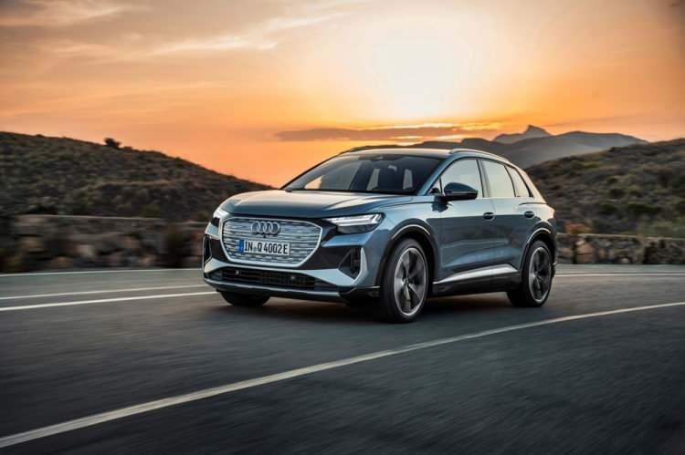 <p>Q4 e-tron ve Q4 e-tron Sportback'in boyutları sadece yükselikte değişiyor. 1.63 metre olan yükselik değeri Sportback modelinde 1.61 metreye inmiş. Bunun en büyük etkisi de hava sürtünme kaysayısına olmuş. Bu değer 0.28'den 0.26'ya düşürülmüş.</p>
<p> </p>