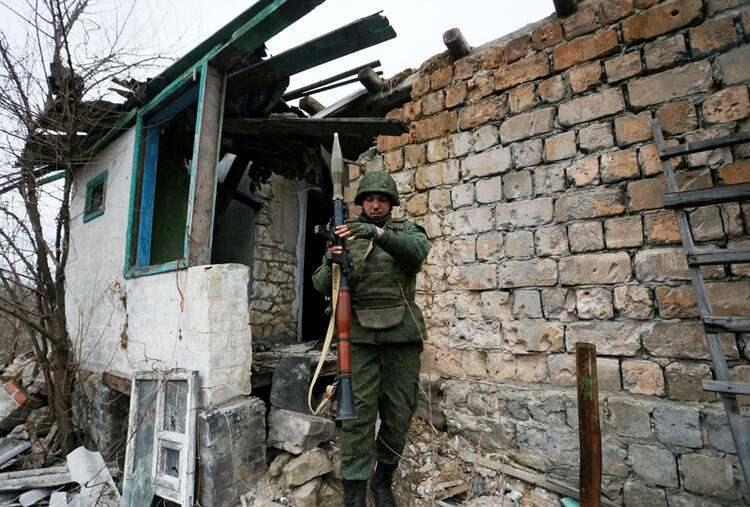 <p>Moskova'dan son günlerde yapılan açıklamalarla benzer tonda konuşan Kozak, "Eğer Devlet Başkanımız Putin'in dediği gibi Donbas'ta bir Srebrenitsa senaryosu yaşanırsa, görünen o ki oradaki vatandaşlarımızı korumak zorunda kalacağız" diye konuştu.</p>
<p> </p>