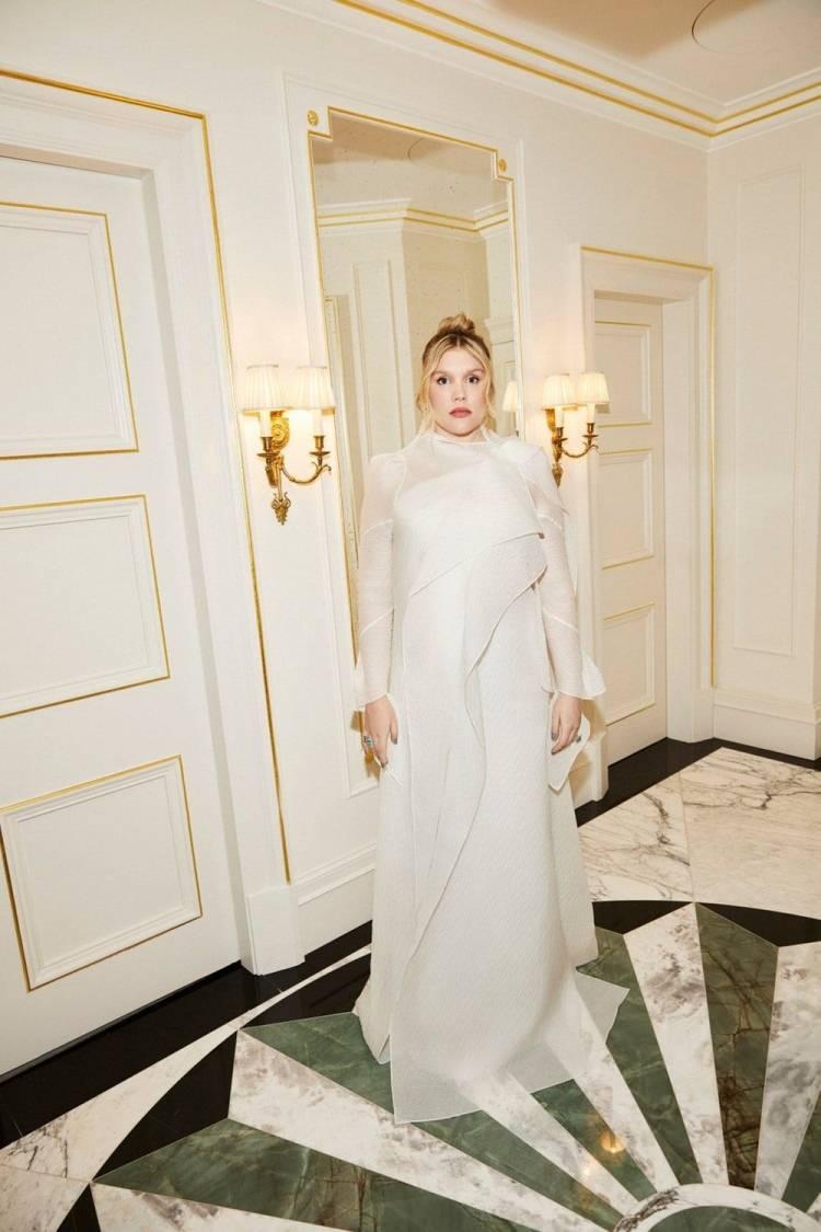 <p><strong>Emerald Fennell</strong></p>
<p><strong>Elbise: Roland Mouret </strong></p>