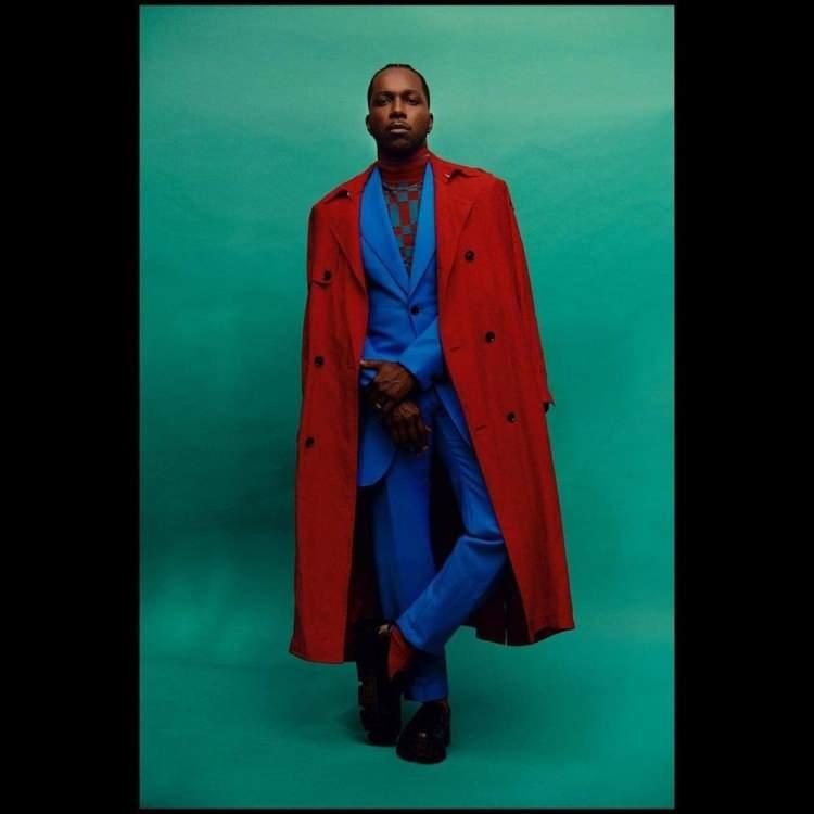 <p><strong>Leslie Odom Jr</strong></p>
<p><strong>Elbise: Versace</strong></p>
