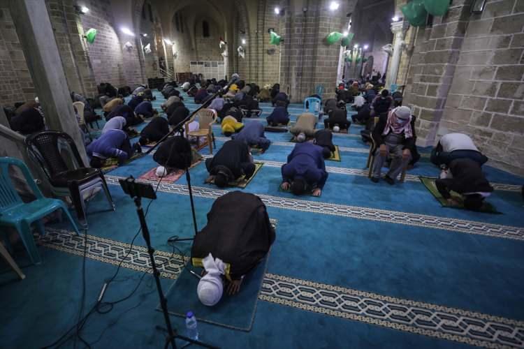 <p>Vakıflar ve Din İşleri Bakanlığı Sözcüsü Adil el-Hur, AA muhabirine yaptığı açıklamada salgın nedeniyle aldıkları önlemlerden söz etti.</p>

<p>Bu kapsamda, camilerin devamlı olarak dezenfekte edildiğini belirten Hur, maske takılması, seccadelerin evden getirilmesi, tokalaşılmaması ve sosyal mesafeye dikkat edilmesi yönünde gerekli uyarıları yaptıklarını aktardı.</p>
