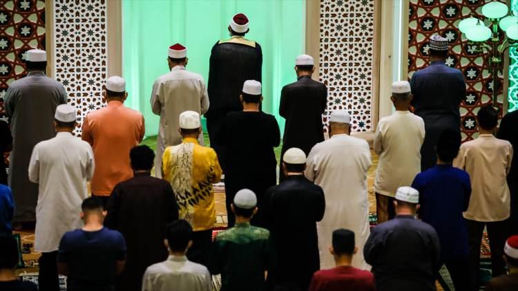 <p><strong>MALEZYA</strong></p>
<p>Malezya'da Müslümanlar, ramazanın ilk teravih namazı için camilere gitti.</p>
<p>Başkent Kuala Lumpur'da çok sayıda Müslüman, yeni tip koronavirüs (Kovid-19) tedbirleri altında teravih namazlarının kılındığı merkezi camilerde namazlarını kıldı.</p>