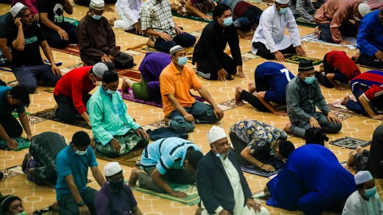 <p>Namazda cemaat bir metre aralıkla saf tutarken cami imamı, salgın nedeniyle teravih namazının kısa sürmesi için kısa sureler okudu.</p>
