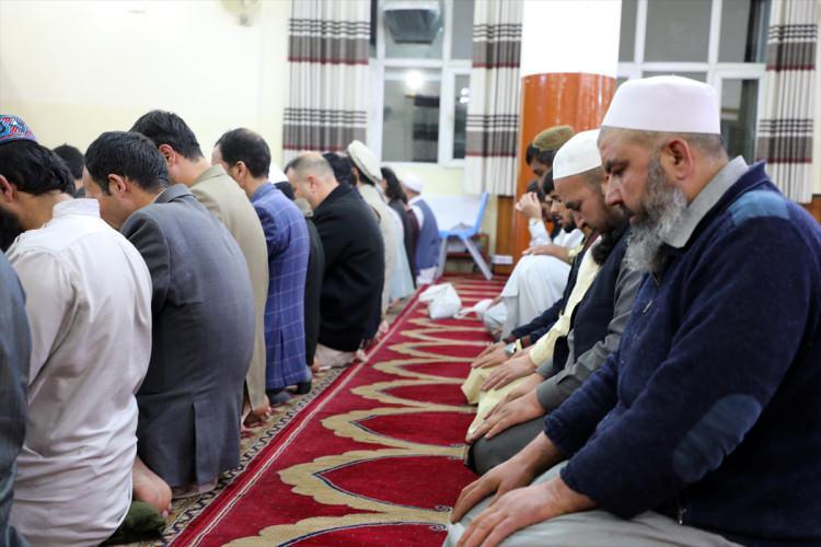 <p><strong>AFGANİSTAN</strong></p>
<p>Afganistan'da vatandaşlar, yarın başlayacak ramazan ayının ilk teravih namazını cami ve mescitlerde kıldı. </p>