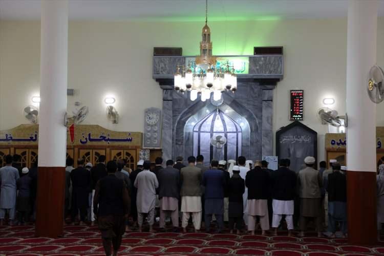<p>Yeni tip koronavirüs (Kovid-19) salgınının artmasına rağmen halk, ramazanın ilk teravih namazını kılmak için camilere akın etti. Artan güvenlik tehdidi nedeniyle cami girişlerinde polisler nöbet tuttu.</p>