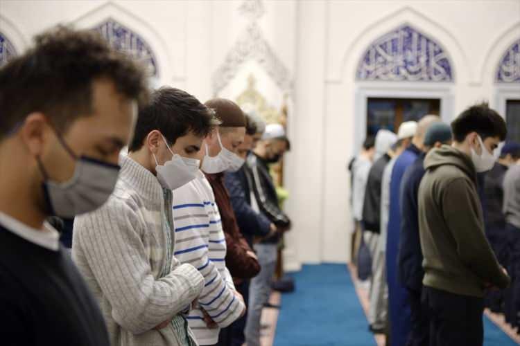<p>Japonya'nın başkenti Tokyo'daki Tokyo Camisi'nde ramazan ayının ilk teravih namazı kılındı. </p>