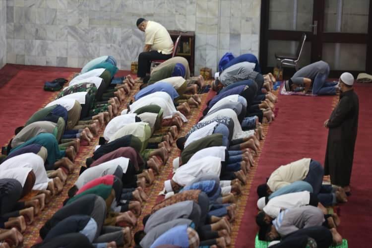 <p><strong>ENDONEZYA</strong></p>

<p>Endonezya'nın Doğu Java eyaletindeki Surabaya kentindeki Al Akbar Camisi'nde ramazan ayının ilk teravih namazı kılındı. </p>
