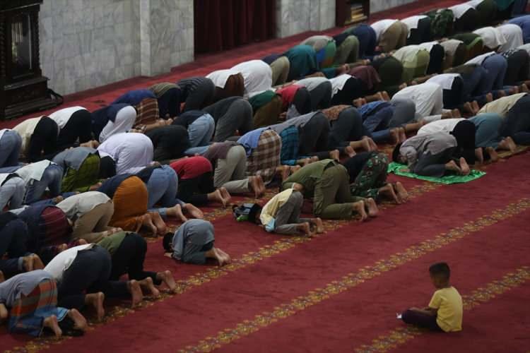 <p>Camiye gelen Müslümanların koronavirüs (Kovid-19) önlemleri kapsamında maske taktığı görülürken, girişte ateşleri ölçüldü. </p>
