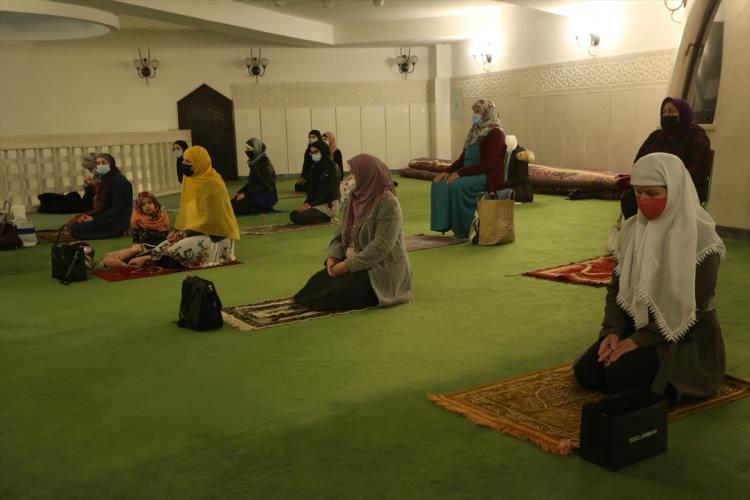 <p>Hırvatistan'ın başkenti Zagreb ile aynı ismi taşıyan camide de teravih namazı sınırlı katılımla kılındı.</p>