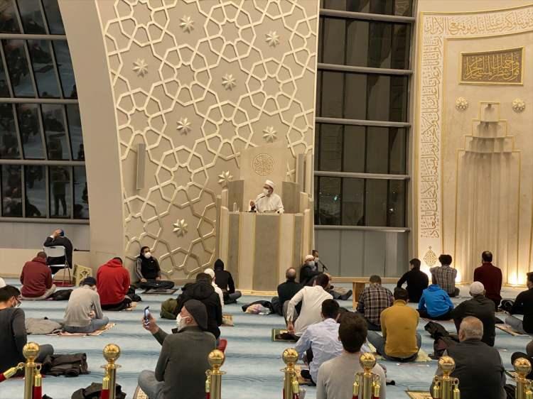 <p>Diyanet İşleri Türk İslam Birliği (DİTİB) bünyesindeki Köln Merkez Camisi'ndeki ilk teravih namazı Köln DİTİB Dini Danışma Kurulu Başkanı Muharrem Kuzey'in vaazı ile başladı.</p>
