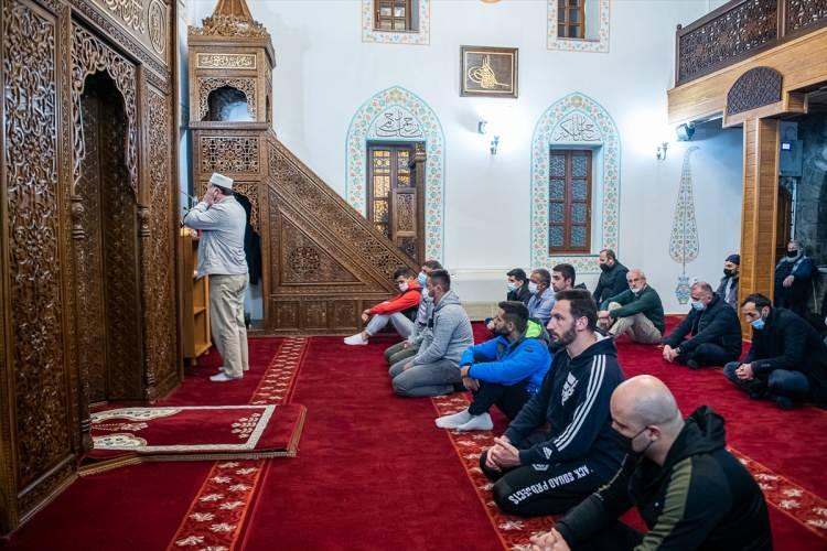 <p><strong>KARADAĞ</strong></p>
<p>Müslüman nüfusun yoğun olduğu Batı Balkan ülkeleri, yeni tip koronavirüs (Kovid-19) salgını nedeniyle bu yıl da ramazanı tedbirlerle karşıladı. Karadağ'ın başkenti Podgorica'daki Osmanagic Camisi'nde de teravih namazı sınırlı katılımla eda edildi.</p>
<p> </p>