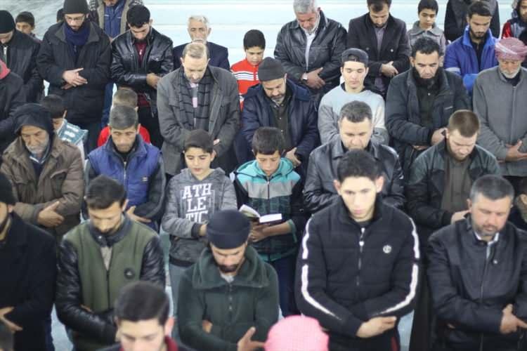 <p><strong>SURİYE</strong></p>

<p>Suriye'nin kuzeybatısındaki İdlib ilinde Fırat Kalkanı, Zeytin Dalı ve Barış harekatları bölgesinde yaşayanlar ramazanın ilk teravih namazı için saf tuttu. </p>

<p> </p>

