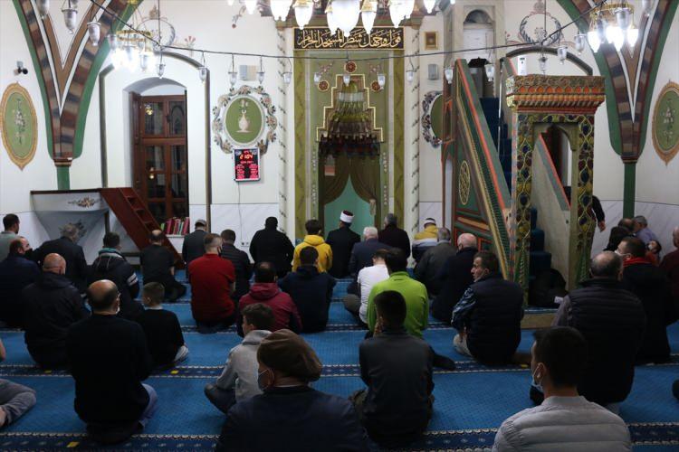 <p>Kosova'nın başkenti Priştine'deki Yaşar Paşa Camisi de ilk teravih namazını kılmak için gelen sınırlı sayıdaki vatandaşlarla doldu. </p>

