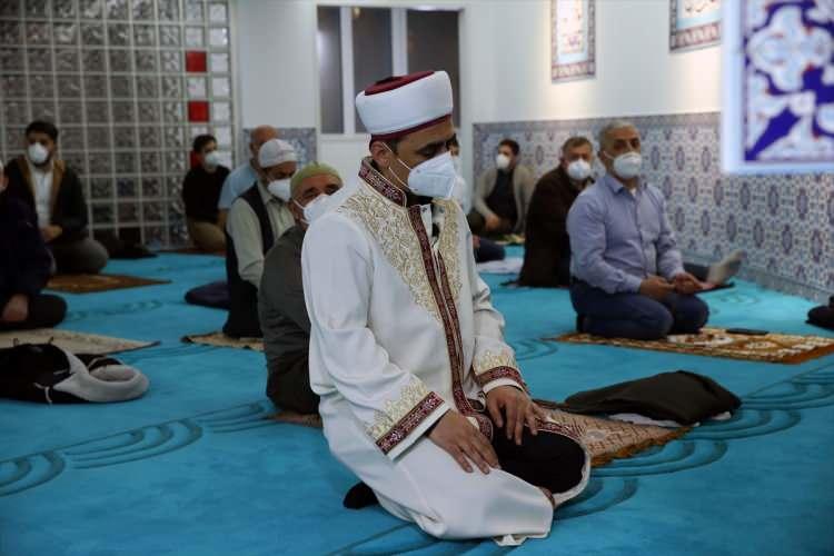 <p><strong>AVUSTURYA</strong></p>

<p>Avusturya’nın başkenti Viyana’da Müslümanlar, yeni tip koronavirüs (Kovid-19) önlemlerine uyarak ramazan ayının ilk teravih namazını kıldı. </p>
