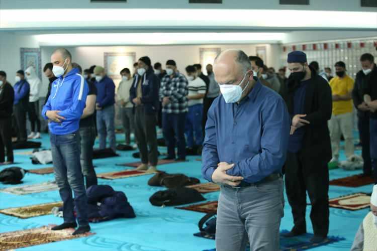 <p>Diyanet İşleri Başkanlığına bağlı Avusturya Türk İslam Kültür ve Sosyal Yardımlaşma Birliği (ATİB) Merkez Camisi'nde cemaat, maske ve mesafe Kovid-19 tedbirleri eşliğinde teravih namazını 8 rekat olarak eda etti.</p>
