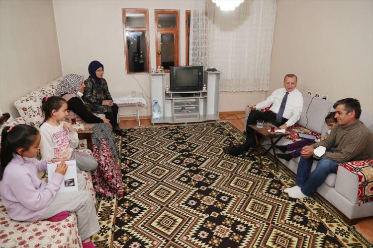 <p>Cumhurbaşkanı Recep Tayyip Erdoğan ve eşi Emine Erdoğan, ramazanın ikinci iftarında Ankara'nın Mamak ilçesinde oturan bir ailenin misafiri oldu.</p>

