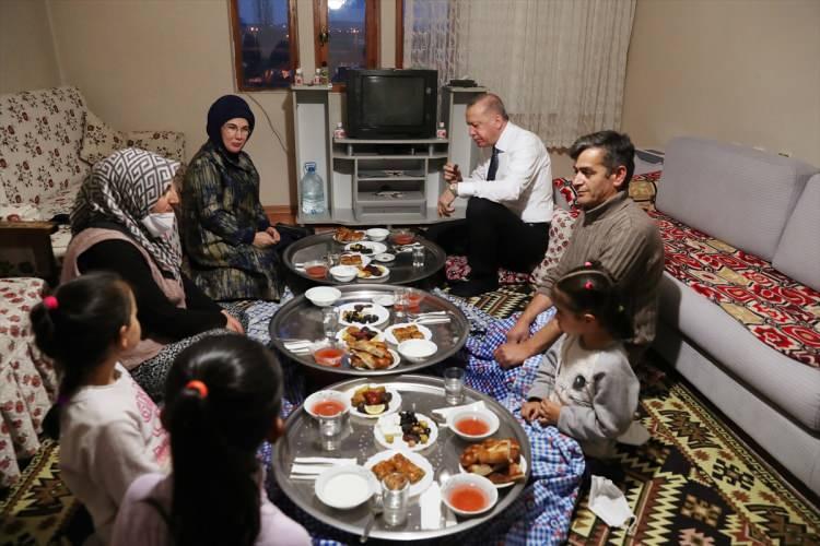 <p>Cumhurbaşkanı Erdoğan ve eşi Emine Erdoğan, evinde ziyaret ettikleri 3 çocuklu bir aileyle iftar yaptı.</p>

