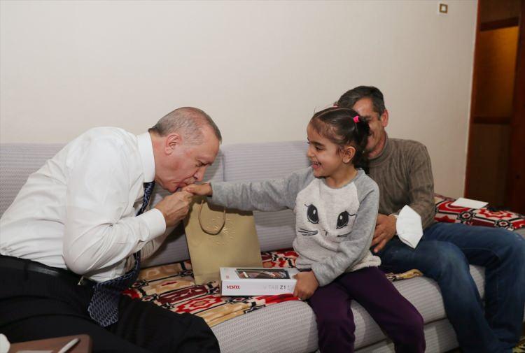 <p>Yemeğin ardından evdekilerle çay içip sohbet eden Erdoğan çifti, çocuklara tablet hediye etti.</p>
<p> </p>