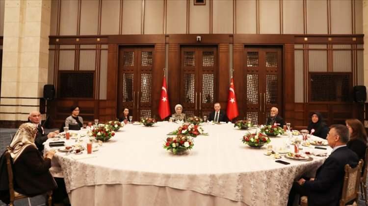 <p><strong>İLK İFTARINI ŞEHİT AİLELERİYLE YAPMIŞTI</strong></p>
<p>Öte yandan Başkan Recep Tayyip Erdoğan, Cumhurbaşkanlığı Külliyesi'nde düzenlenen programda ilk iftarını şehit aileleriyle açmıştı. </p>