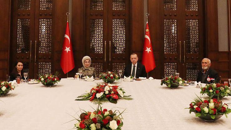 <p>Cumhurbaşkanlığı Külliyesi'ndeki yemeğe, Erdoğan'ın eşi Emine Erdoğan ve Cumhurbaşkanı Yardımcısı Fuat Oktay da katılmıştı.</p>