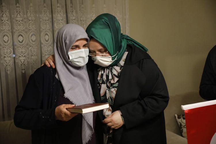 <p>Kıbrıs Barış Harekatı’yla ilgili anılarını halen ilk günkü heyecanı yaşayarak Bakan Selçuk’a anlatan Gazi Çolak, fotoğraflarını da tek tek gösterdi. </p>