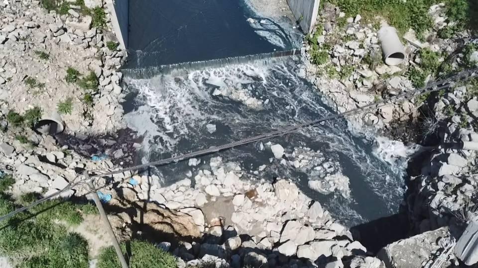 <p>Kanal buradan Haramidere'ye akıyor. Esenyurt'un içinden geçiyor. Esenyurt'un tamamı bu kokuyu soluyor. Muhtemelen yukarıdaki fabrikaların atık suları. Mavi, siyah akıyor" ifadelerini kullandı.</p>
