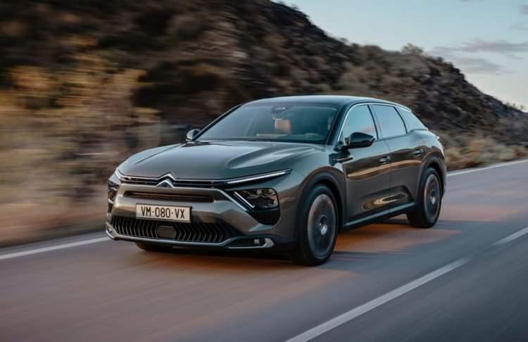 <p>Fransız marka Citroen sedan, station wagon ve SUV karşımı olarak nitelendirdiği yeni modeli C5 X'i tanıttı</p>
