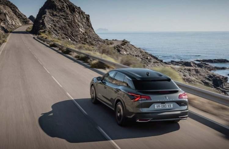 <p>C5 X, 225 beygirlik güçle gelen hibrit versiyonda 50 kilometrelik elektrikli sürüş deneyimi mümkün. Kullanıcılar elektrik modunda maksimum 135 km/s hıza çıkabilecek.</p>
<p> </p>