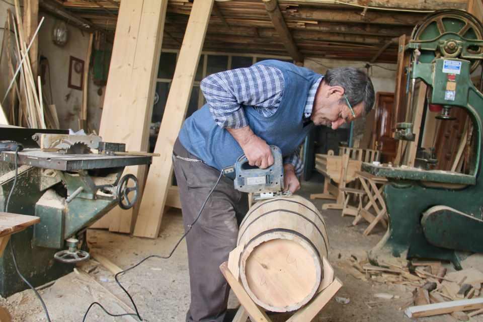 <p>Ağrı’da baba mesleği olan marangozluk mesleğini sürdüren 63 yaşındaki Hikmet Elkatmış, çam ağacından yaptığı ve Osmanlı geleneği olarak bilinen yayıkları Türkiye’nin dört bir tarafına gönderiyor.<br />
</p>