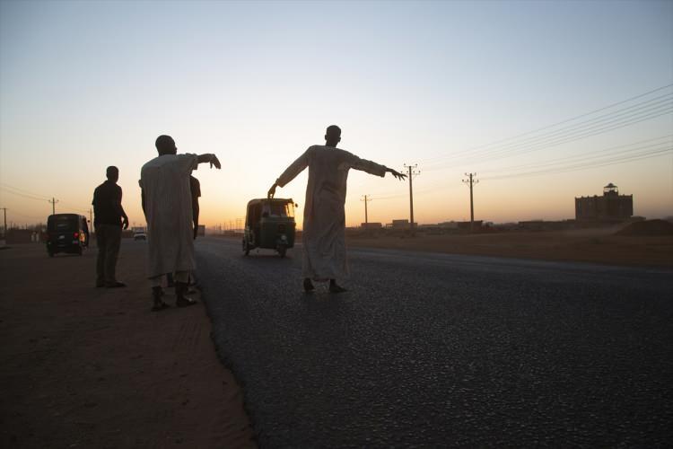 <p> Başkent Hartum'da iftara yetişemeyen Sudanlılar, oruçlarını yol kenarında kurulan sofralarda açtı.</p>
