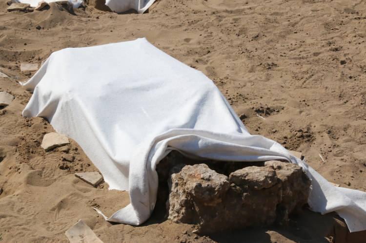 <p>Devam edilen kazı işleminde toprak altından çeşitli kemiklerin çıktığını gören mahalle sakinleri durumu Antalya Müze Müdürlüğü ekiplerine bildirdi. Ekipler tarafından yapılan hummalı çalışmada toprak altında mezar kalıntılarına rastlandı. İçerisinde bulunan kemik parçaları ise incelenmek üzere toplandı. Yaklaşık 1 ay süren kazı çalışmalarına ara verildi. </p>
