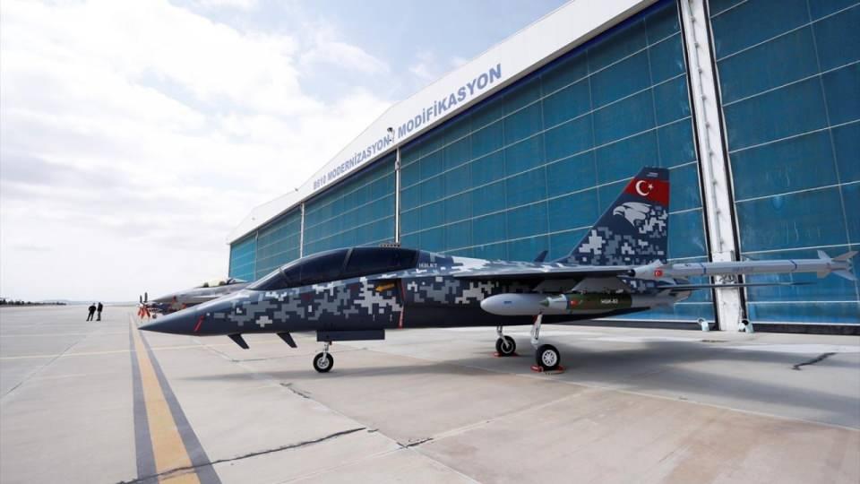 <p><strong>Mühendislik simülatörüyle tasarım aşamasında gelişiyor</strong></p>
<p>Hürjet Projesi`nde mühendislik simülatöründen de etkin şekilde yararlandıklarını belirten Çopur, şöyle konuştu: "Normalde simülatör denildiğinde insanların aklında uçakların teslim edilmesi sonrasında pilot eğitimlerinde kullanılan simülatörler gelir. Bu 270 derece simülatörü. Kullanıcılardan aldığımız geri beslemeler bazen çok geç olabiliyor ve değişiklikleri tasarımlar donduktan sonra uygulamak hem zaman hem de maliyet gerektiren şeyler. Bugün itibarıyla bu ihtiyacı tespit edip pilotlarla durumu değerlendirip ihtiyaç duyulabilecek değişiklikleri de Hürjet`e yansıtmayı hedefliyoruz. Bu simülatör vasıtasıyla gelebilecek pilot yorumlarını bugün itibarıyla alıp ileride doğabilecek ilave ihtiyaçları da şimdiden uçaklarımıza, tasarım süreçlerimize yansıtmayı hedefliyoruz."</p>