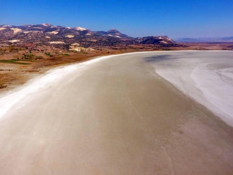 <p>Tamer Yılmaz sosyal medya hesabından fotoğrafı, "Yarışlı G&ouml;l&uuml; sığ bir g&ouml;ld&uuml;r ve her yıl az su tutar.&nbsp;</p>
