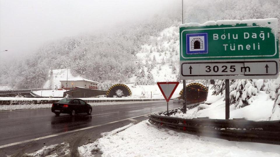 <p>Kar yağışı özellikle Abant kavşağı, Elmalık köyü, Bolu Dağı Tüneli ve Viyadükler`de etkili oluyor.</p>

<p> </p>
