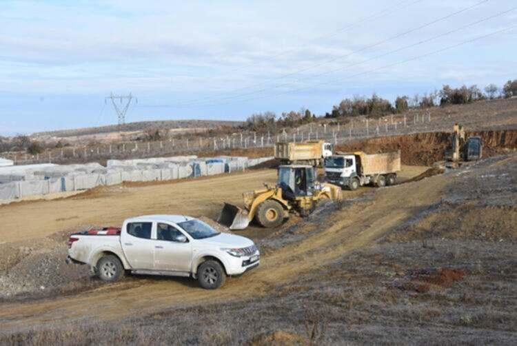 <p><strong>"Yıllık yaklaşık 6-7 ton altın üretmeyi planlıyoruz"<br />
</strong><br />
Poyraz, söz konusu altın madeninde 450 milyon dolarlık yatırım öngördükleri bilgisini vererek, "Akbaştepe ve Korudanlık olarak iki ayrı cevher sahasındaki çalışma alanlarında, inşallah hızlı bir şekilde süreçleri tamamlayıp üretime geçtikten sonra, yıllık yaklaşık 6-7 ton civarında altın üretmeyi planlıyoruz.</p>
