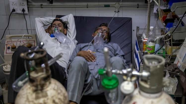 <p>Günlük vaka sayısının 200 bini aştığı Hindistan'da, hastanelerde yatak ve oksijen kaynağı sıkıntısı çekiliyor.</p>

<p> </p>
