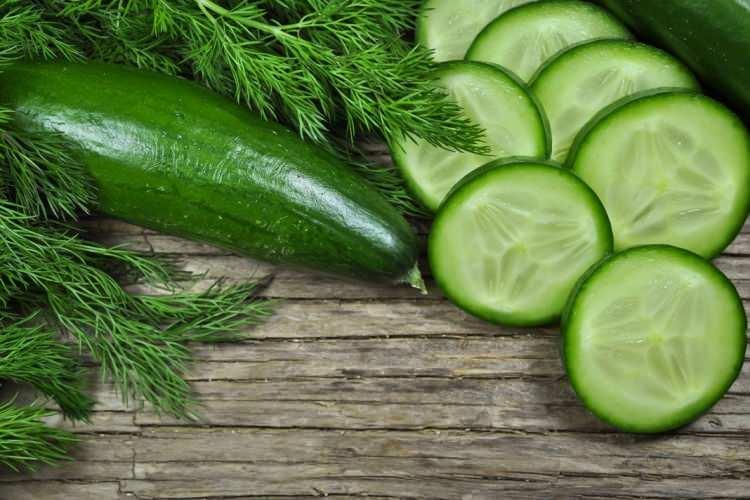 <p><strong>SALATALIK</strong></p>
<p><strong>Sıvı ve lif bakımından zengin olan salatalık, sindirimin olmazsa olmazlarındandır. İftardan bir saat sonra limonlayıp tuzlayıp bir ya da iki tane tüketebilirsiniz. Gün boyu sus ve besinsiz kalmış sindirim organlarının yenilenmesini sağlar. </strong></p>