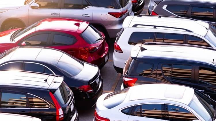 <p>İkinci el pazarında en çok satışı gerçekleşen ilk 28 markanın 200 modeline ait 800 varyantın 15 farklı model yılındaki 43 bin 420 adet ilanının fiyat değişimleri incelenerek yapılan analize göre, en fazla fiyat düşüşü A, C-SUV ve C-Sedan segmentlerinde gerçekleşti.</p>
<p> </p>