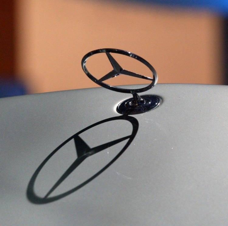 <p>9 bin 283 adetle Mercedes Benz</p>