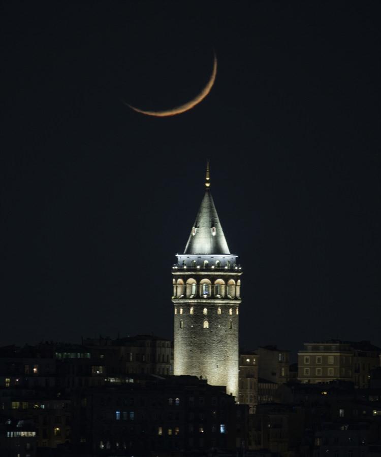 <p>İstanbul'da gökyüzünde beliren hilal, Galata Kulesi ile güzel görüntüler oluşturdu.</p>
