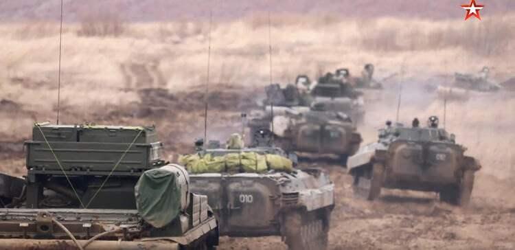 <p><strong>SON 50 YILIN EN BÜYÜĞÜ<br />
</strong><br />
İngiliz basını ise, yaşanan gelişmeleri 'Rusya ve Ukrayna yarım milyon askeri harekete geçirdi' başlığıyla manşetten veriyor. Rusya'daki Echo Moscow radyosuna konuşan uzmanlar, Vladimir Putin'in son 50 yılın en büyük askeri sevkiyatı için emir verdiğini ve cephe hattındaki hareketliliğin Soğuk Savaş'ın en gerilimli dönemlerini hatırlattığını söylüyor.</p>