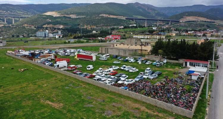 <p>Lüks araçların da yer aldığı milyonlarca lira değerindeki araçların bulunduğu yediemin otoparkın işletmecisi Mustafa Çetin, "Yetkililerden çözüm bekliyoruz" dedi.</p>

<p> </p>
