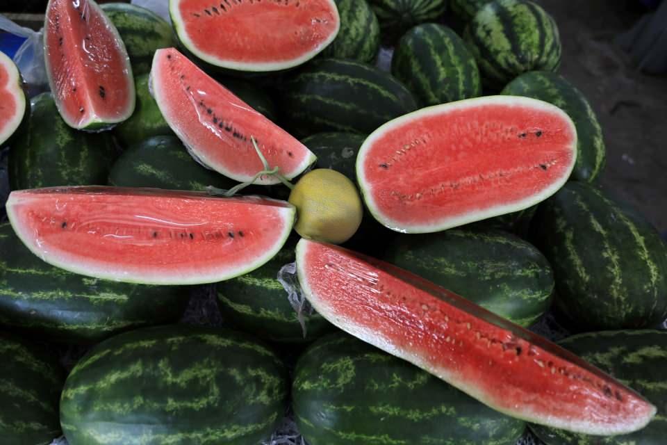 <div><strong>'DİLİM HALİNDE DAHA RAHAT ALINIYOR'</strong></div>
<div> </div>
<div>Bu yöntem büyük ilgi görürken hem tüketici hem de satıcı halinden memnun. Çocukluğundan bu yana karpuz işiyle ilgilendiğini anlatan Ünal, İran karpuzunun kilosunun 8 TL'den satıldığını belirtti. İran karpuzunun bir tanesinin 8-10 kilo geldiğini kaydeden Ünal, "Biz de bu şekilde satamayınca dilimlere ayırdık. </div>