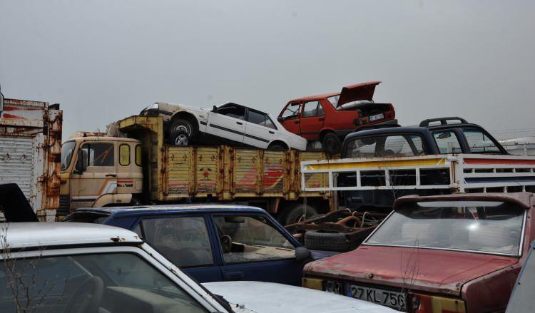 <p>Eksikleri giderilen araçlar sahiplerince geri alınırken, alınmayan yüzlerce araç ise çürümeye terk ediliyor. </p>
