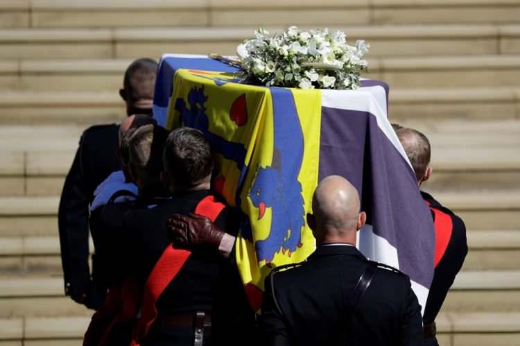 <p>Törende saygı duruşunda bulunuldu, top atışları yapıldı. Prens Phillip'in cenazesinin 15.45'te şapelde defnedilmesiyle tören sona erdi.</p>
<p> </p>
