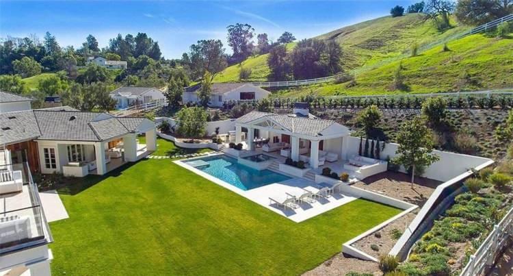 <p>The Weeknd'e ait olan malikaneyi 19,3 milyon dolar vererek alan Madonna'nın aldığı ev 1100 metrekareliktir. </p>
