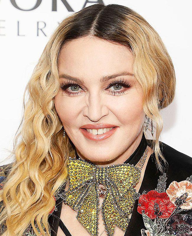 <p>62 yaşındaki şarkıcı Madonna dünya genelinde Popun Kraliçesi olarka kabul edilir. Genç yaştan beridir bu sektörde olduğundan yüksek bir miktarda serveti vardır. En sengin isimler arasında yer alan Madonna yeni bir malikhane aldı. </p>
